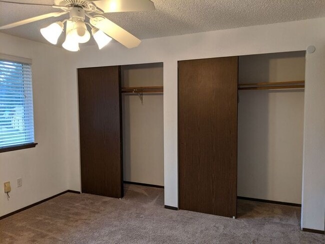 Building Photo - Inviting 2 Bedroom, 1.5 Bath Townhouse Dup...