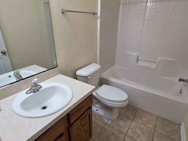 Building Photo - 1118 Towne Pk E Dr
