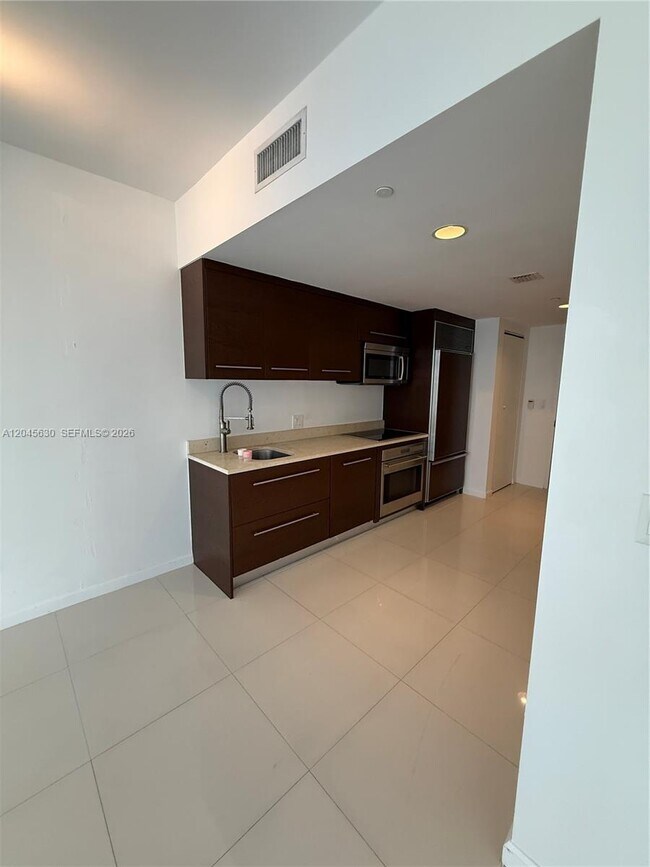 Building Photo - 495 Brickell Ave