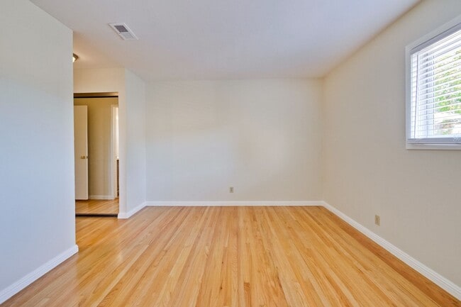 Building Photo - Beautiful Birdland Home on Quiet Cul-de-Sa...