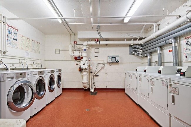 Building Photo - Updated Condo Steps from Lake Merritt with Parking and Utilities Included