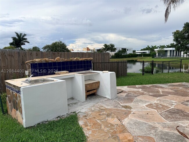Building Photo - 16643 Golfview Dr