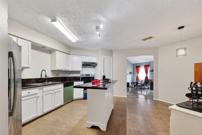 Building Photo - 8122 Sandy Glen Ln