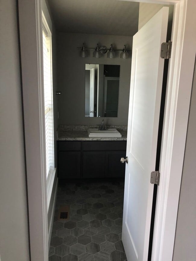 Building Photo - Gorgeous 3 bed townhome