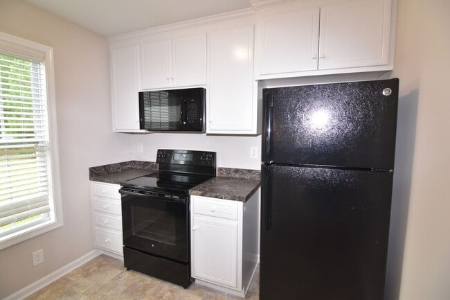 Building Photo - One Story Living 3 Bedroom 2 Bath Home