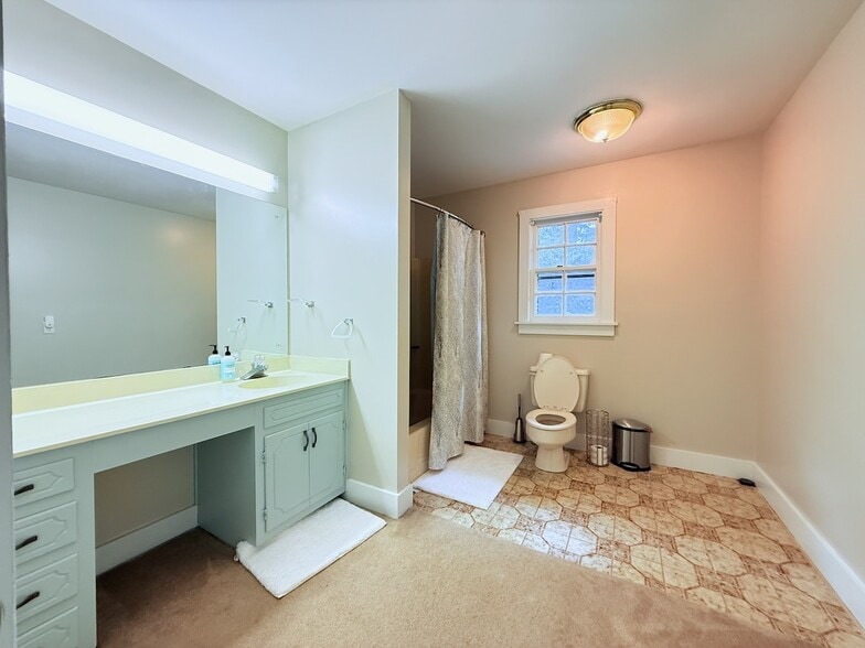 Guest Bathroom - 2950 Cloverhurst Dr