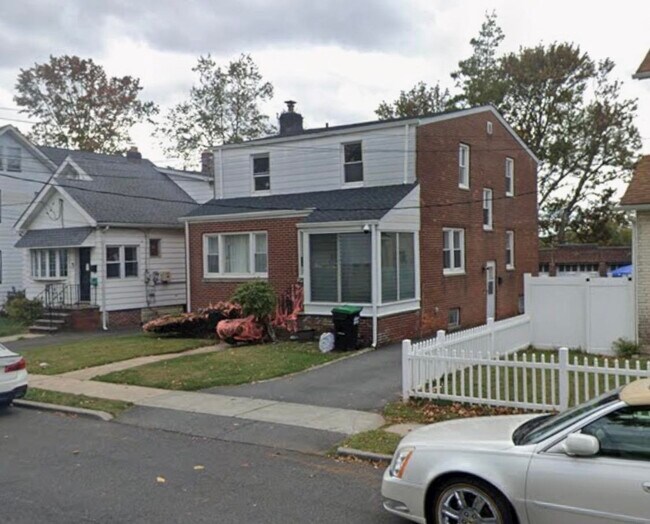 Building Photo - 1572 Summit Ave