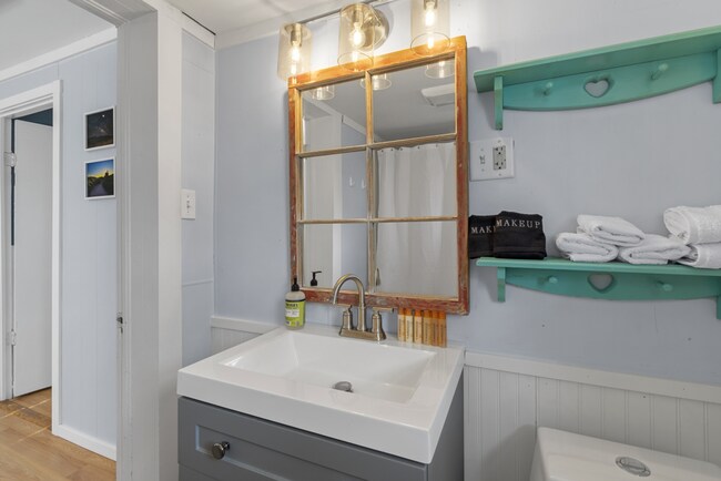 Building Photo - WINTER RENTAL Fully Furnished 2 Bedroom Co...
