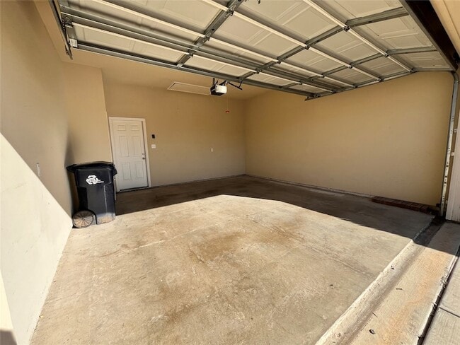 Building Photo - 1506 Poinsettia Blvd