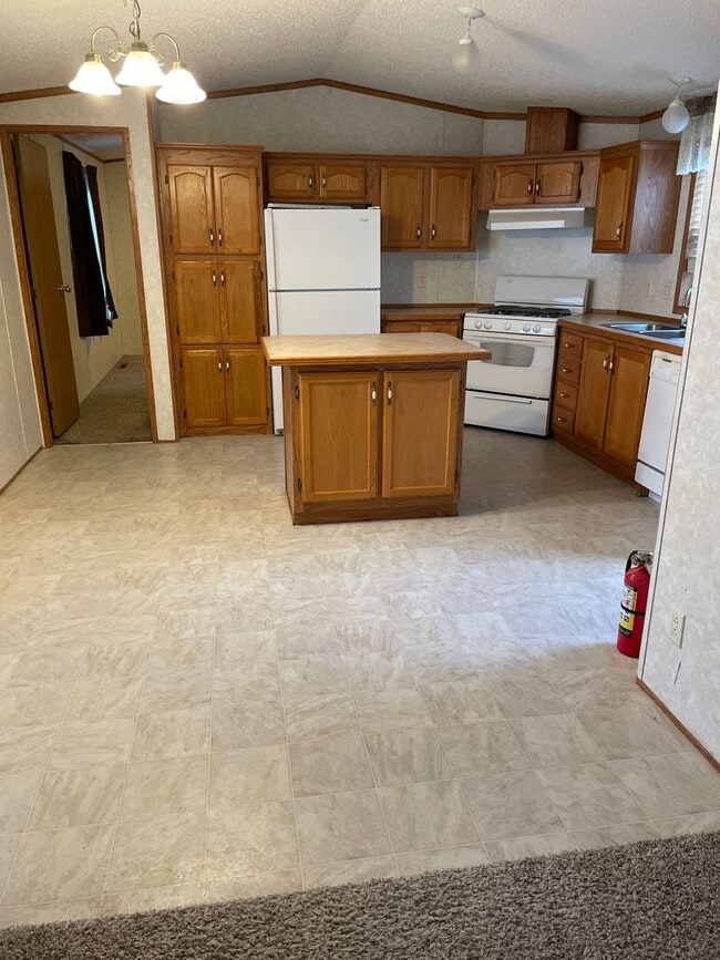 Building Photo - Wonderful 3 Bed 2 Bath In-Town