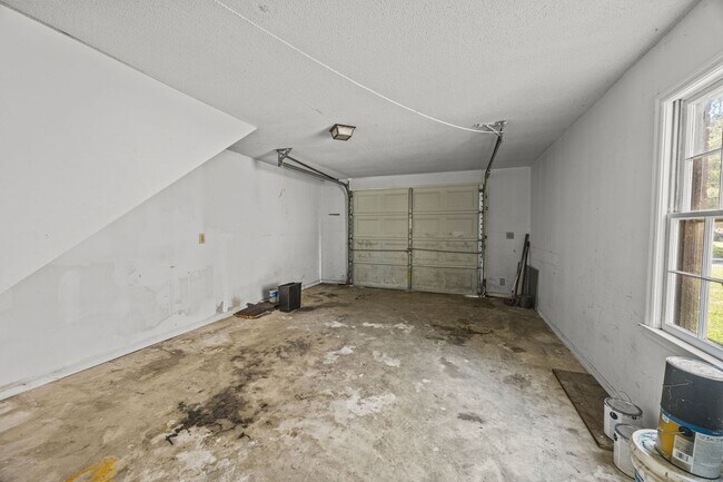Building Photo - Charming Rental in Central Location