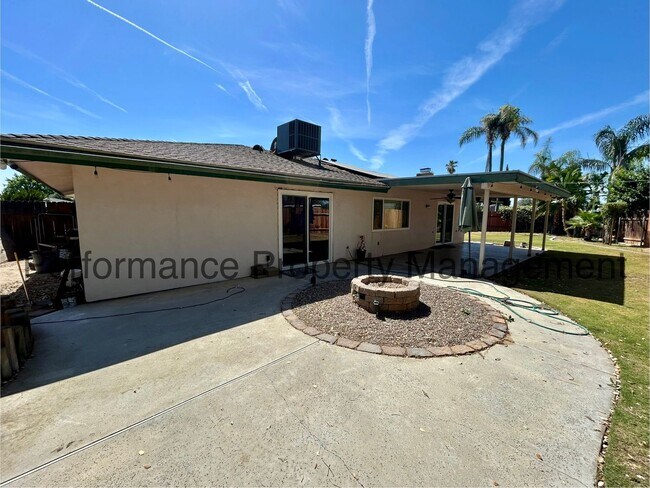 Building Photo - Cozy 3 Bed/2 Bath Home in SW Bakersfield w...