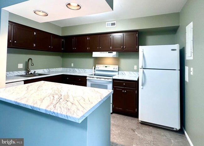 Building Photo - 53 Eisenhower Cir