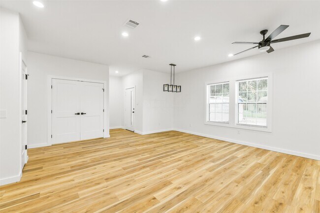 Building Photo - 6103 Cavalier St