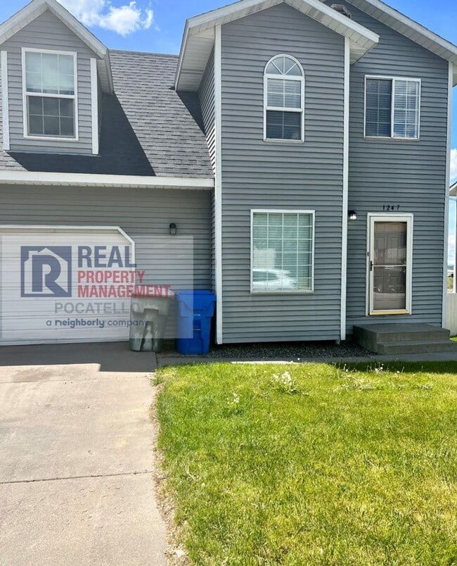 Building Photo - 3 bed 1.5 Bath Duplex - 1 Car Garage