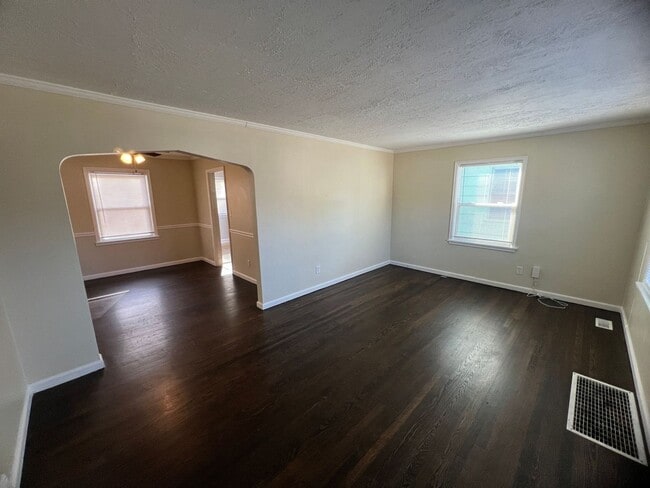 Building Photo - Move-In Ready 3-Bed Home with Downstairs B...