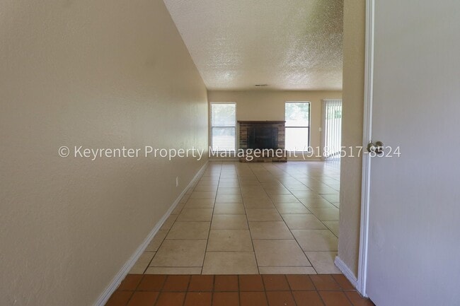 Building Photo - 4902 S Gum Ave