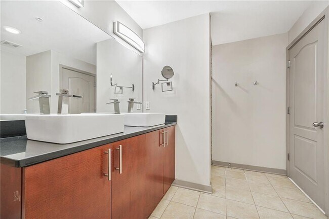 Building Photo - 390 17th St