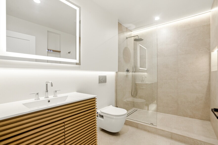 Building Photo - 7314 Fallbrook Ave