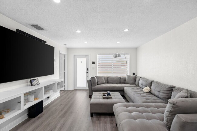 Building Photo - 7021 SW 10th Ct