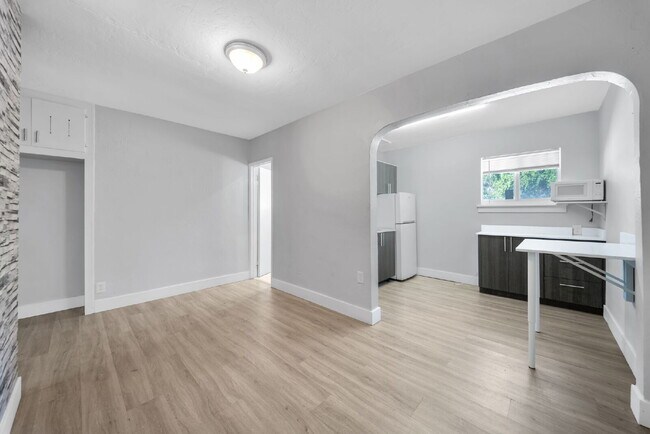 Building Photo - Bright & Updated 1-Bedroom in Prime Hollywood Location