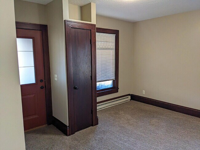 Building Photo - "Charming 2-Bedroom on West Madison Street with Spacious 1064 Sq Ft Layout!"