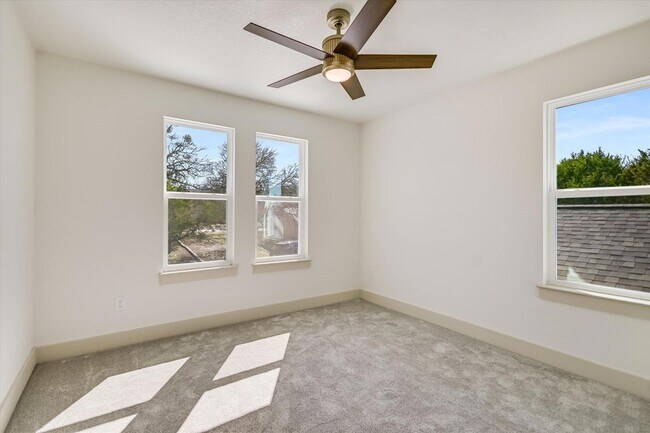 Building Photo - 424 Shady Bluff Dr