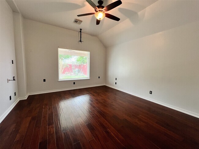 Building Photo - 2215 Dorman Ct