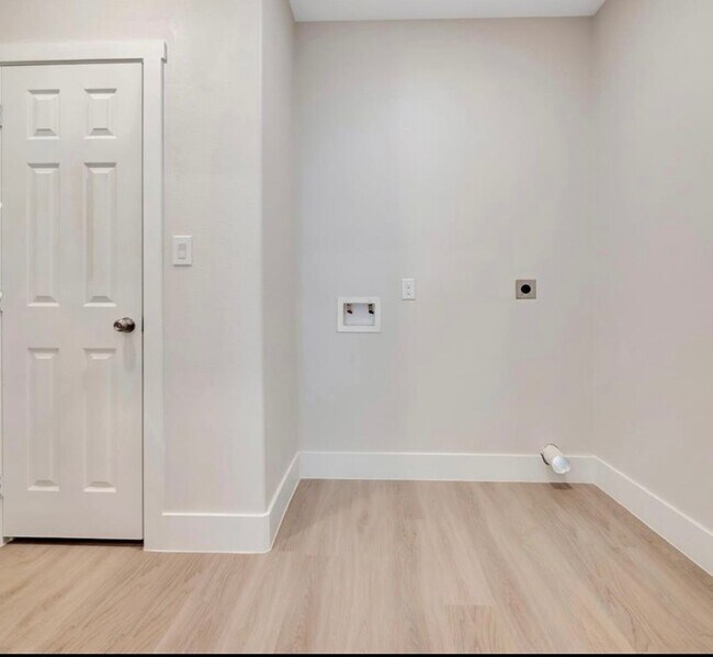 Building Photo - 418 Lake St