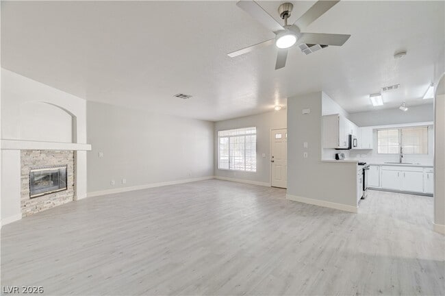 Building Photo - 1900 N Torrey Pines Dr