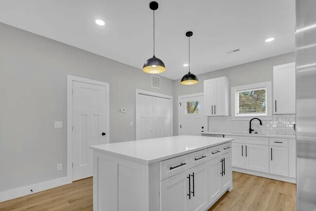 Building Photo - 307 W Kenwood Dr