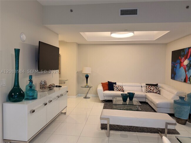 Building Photo - 15811 Collins Ave
