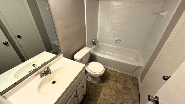 Building Photo - 4931 Cloister Ave