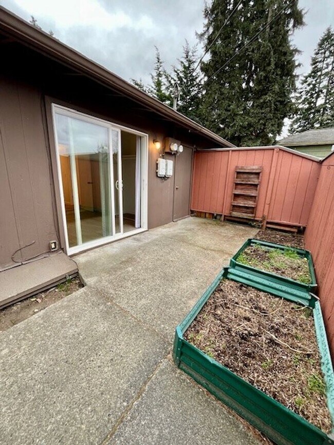 Building Photo - 1325-1327 Grant St