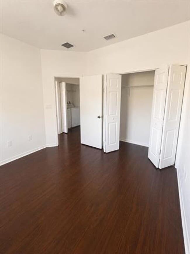 Building Photo - 906 SW 143rd Ave