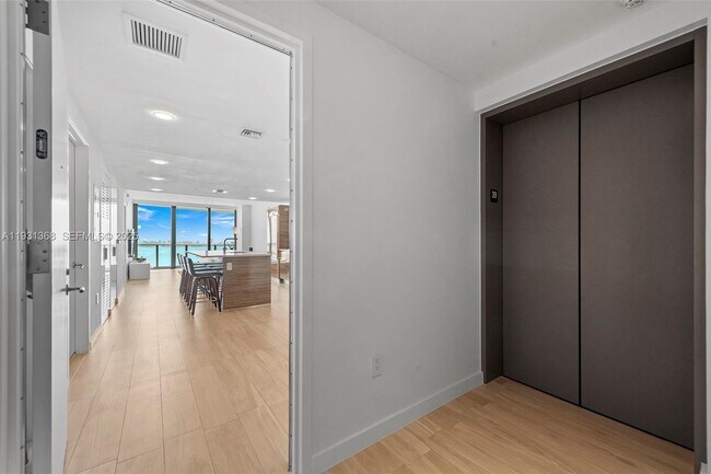 Building Photo - 460 NE 28th St