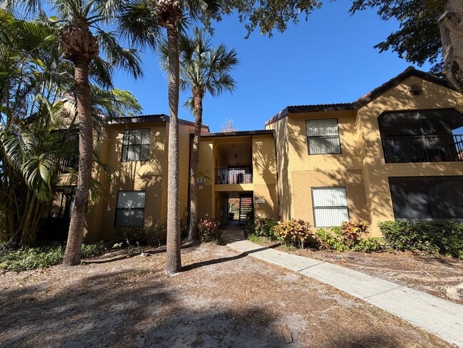 Building Photo - ANNUAL RENTAL - 1 BED / 1 BATH AT OASIS WITH LAKE VIEW