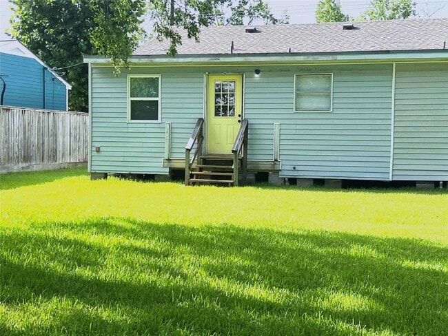 Building Photo - 1005 Avenue E 1/2