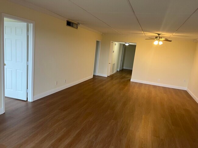 Building Photo - 3300 N Palm Aire Dr