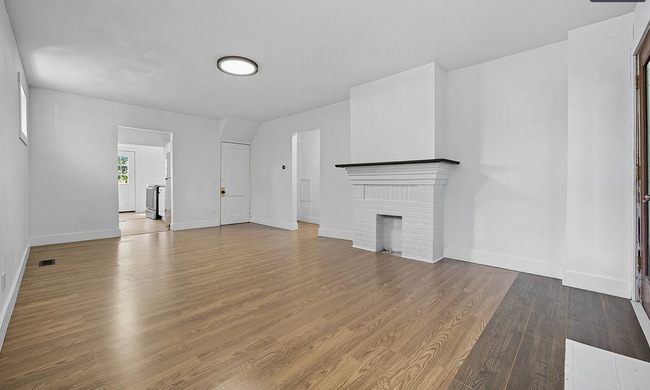 Building Photo - 867 E 12th Ave