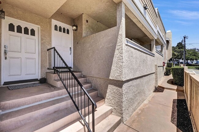 Building Photo - Stunning Remodeled Townhome in Prime Location!
