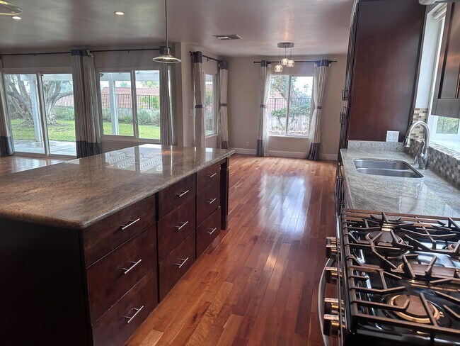 Building Photo - Stunning 3 bedroom + Den with Large Yard!