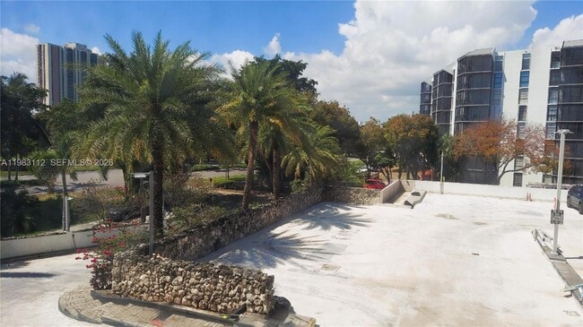 Building Photo - 3375 N Country Club Dr