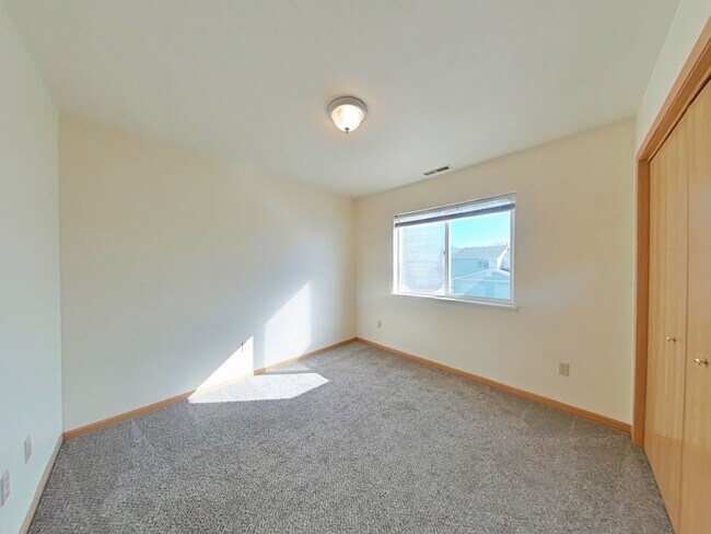 Building Photo - 3 Bedroom with DETACHED GARAGE! Great Cent...