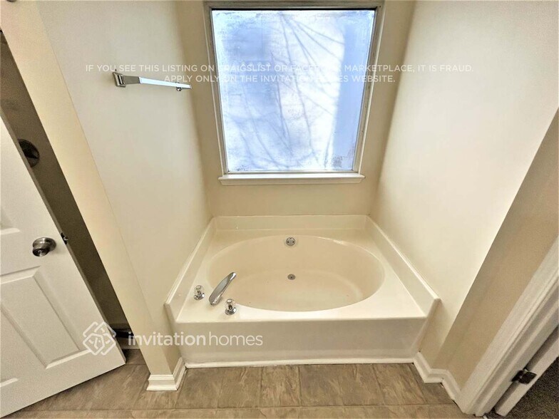 Building Photo - 406 Crested View Dr