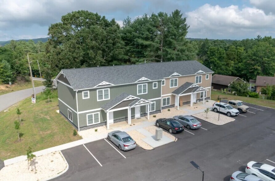 Building Photo - Midway Townhome