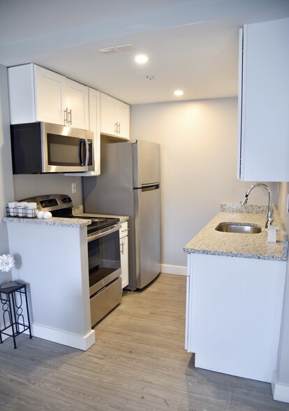 Kitchen - High Pointe Apartments