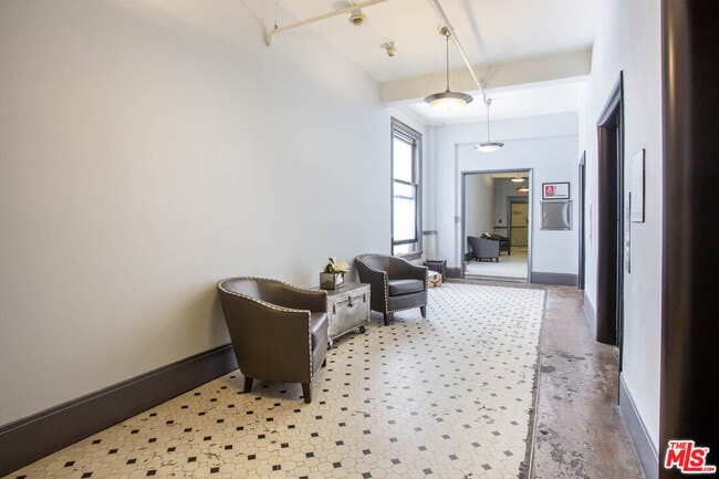 Building Photo - 108 W 2nd St