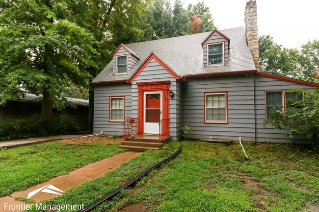 Primary Photo - Awesome 5 Bedroom home near campus and Agg...