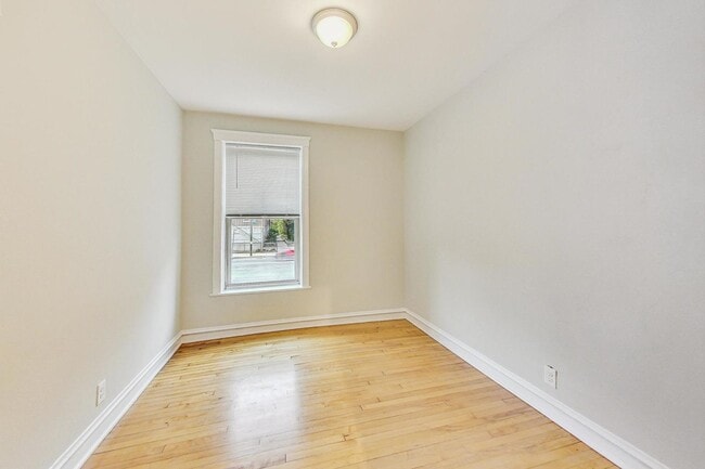 Building Photo - 4000 N Hermitage Ave